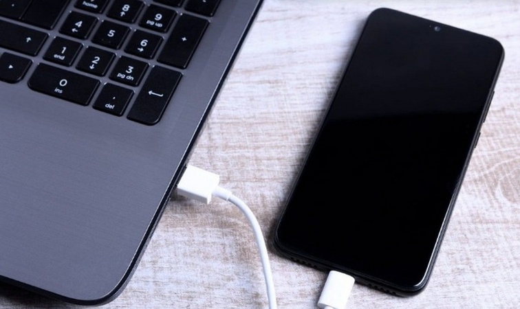 使用 USB 傳輸線將 iPhone Duo 連接至電腦