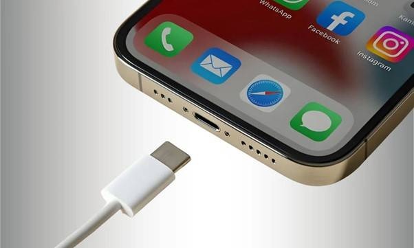 拔除充電器與 USB-C 配件